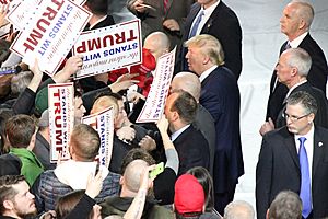 Archivo:Trump with supporters in Iowa, January 2016 (2)