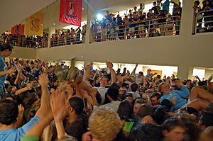 Archivo:UNC library flash mob rave
