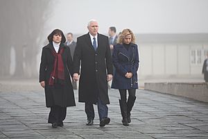Archivo:VP Pence and Karen Pence in Berlin