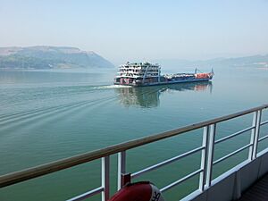 Archivo:A vehicle carrier on yangtze