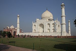 Archivo:Agra-Taj Mahal-48-Suedostseite-Moschee-2018-gje