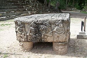 Archivo:Altar Q at Copán, Honduras