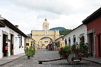 Archivo:Antigua Guatemala. Calle del Arco de Santa Catalina