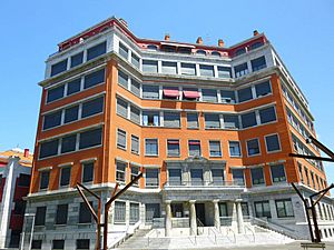 Archivo:Baracaldo - Edificio El Carmen (Antiguas oficinas centrales de Altos Hornos de Vizcaya) 2