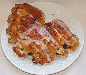 Archivo:Bear claw pastry