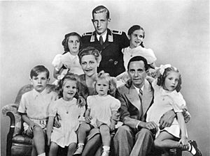 Archivo:Bundesarchiv Bild 146-1978-086-03, Joseph Goebbels mit Familie