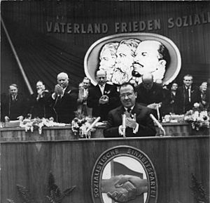 Archivo:Bundesarchiv Bild 183-B0121-0010-064, Berlin, VI. SED-Parteitag, 6.Tag