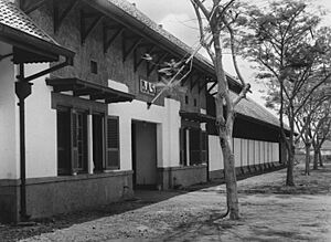 Archivo:COLLECTIE TROPENMUSEUM De Burger Ambachtsschool aan de B.A.S. straat TMnr 60026776