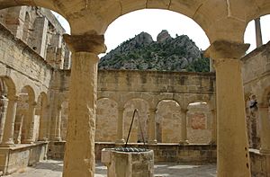 Archivo:Convent de Sant Salvador d'Horta - Claustre