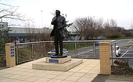 Archivo:Don Revie statue, Elland Road (20th February 2013) 004