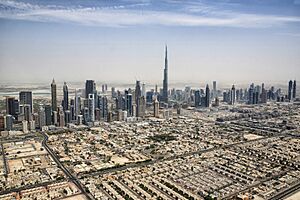 Archivo:Dubai Skyline mit Burj Khalifa (18241030269)