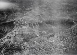 Archivo:ETH-BIB-Terassierte Hänge über einer Stadt-Tschadseeflug 1930-31-LBS MH02-08-0118