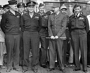 Archivo:Eisenhower and Koenig in Paris, 1944
