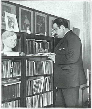 Archivo:Eugenio D'Ors, en su biblioteca, de Campúa