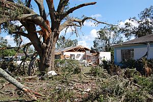 Archivo:Eustis, Florida Tornado Damage (1)