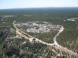 Archivo:Grand Canyon- Improved Mather Point - Aerial 021 (5971962807)