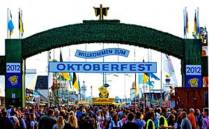 Archivo:Haupteingang Oktoberfest 2012