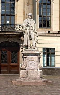 Archivo:Hermann von Helmholtz-Statue vor der Humboldt-Universität zu Berlin