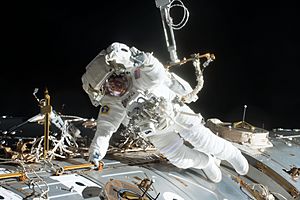 Archivo:ISS-51 EVA-2 (c) Jack Fischer works outside the Destiny lab