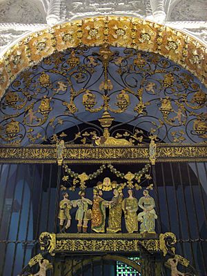 Archivo:Jaén - Reja del Abrazo ante la Puerta Dorada K01