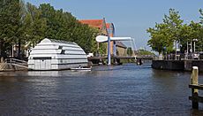 Archivo:Leeuwarden, ophaalbrug bij de Zuidergrachtswal en woonboot de Ark Fryslân bij de Nieuweweg foto8 2016-06-05 16.18