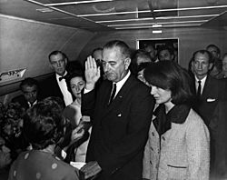 Archivo:Lyndon B. Johnson taking the oath of office, November 1963