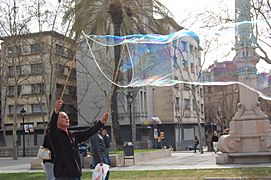 Making giant soap bublles in Barcelona March 2015 (5)