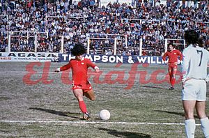Archivo:Maradona v chacarita 1978
