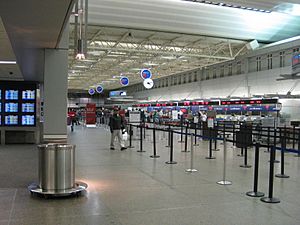 Archivo:Minneapolis-St. Paul International Airport departures area