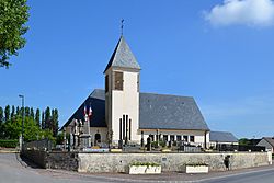Monument aux Morts et église Saint-Julien du Mesnil-Patry.jpg