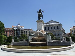 Archivo:Monumento a Felipe IV (Madrid) 05