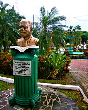 Archivo:Monumento al primer Premio Nobel santalucense, Arthur Lewis (1915-1991), quien logró dicho galardón en 1979