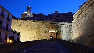 Archivo:Muralla renacentista de la antigua ciudad de Ibiza
