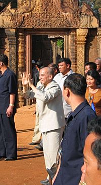 Archivo:Norodom-sihamoni-in-angkor