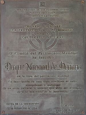 Archivo:Placa conmemorativa de la inscripción en la Lista del Patrimonio Mundial del Parque Nacional de Doñana