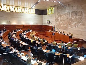 Archivo:Pleno de la Asamblea de Extremadura