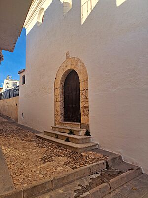 Archivo:Puerta lateral de la Iglesia de la Anunciación, en Cogollos Vega (Granada)