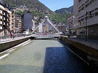 Río Valira desde el puente de la Oficina de Turismo.JPG