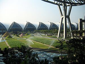 Archivo:Suvarnabhumi Airport Bangkok Inner Courtyard