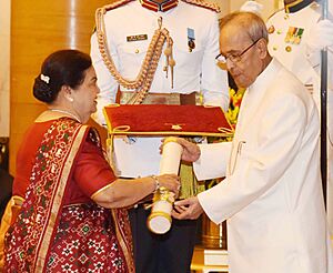 Archivo:The President, Shri Pranab Mukherjee presenting the Padma Vibhushan Award to Smt. Kokilaben Ambani, wife of Shri Dhirubhai Hirachand Ambani (Posthumous), at a Civil Investiture Ceremony, at Rashtrapati Bhavan, in New Delhi