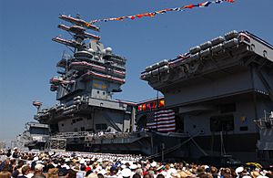 Archivo:US Navy 030712-N-3128T-098 Hundreds of spectators and media witness the commissioning of the Navy's newest nuclear-powered aircraft carrier USS Ronald Reagan (CVN 76)