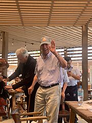 Archivo:Vargas Llosa con gorra de Universitario de Deportes