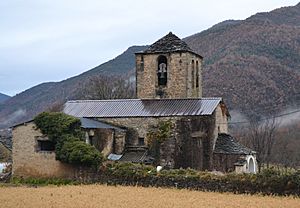 Archivo:Vista lateral de l'església de l'Assumpció de Ligüerre d'Ara