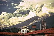 Archivo:Volcan de Fuego pyroclastic flows - october 1974 eruption