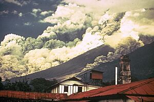 Archivo:Volcan de Fuego pyroclastic flows - october 1974 eruption