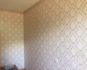 Archivo:Wallpaper on the wall of the apartment