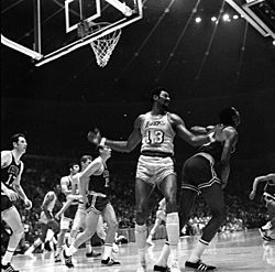 Archivo:Wilt Chamberlain of the Los Angeles Lakers in the 1969 NBA World Championship Series