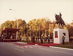 Archivo:1981. Octubre, 11. Inauguración de la estatua ecuestre de Bolívar en Sevilla, España. (1)
