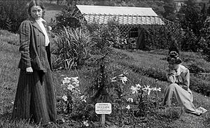 Archivo:Adela Pankhurst and Annie Kenney by a tree planted by Emmeline Pankhurst