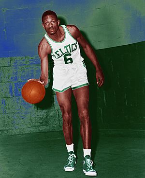 Archivo:Bill Russell dribbling Boston Celtics